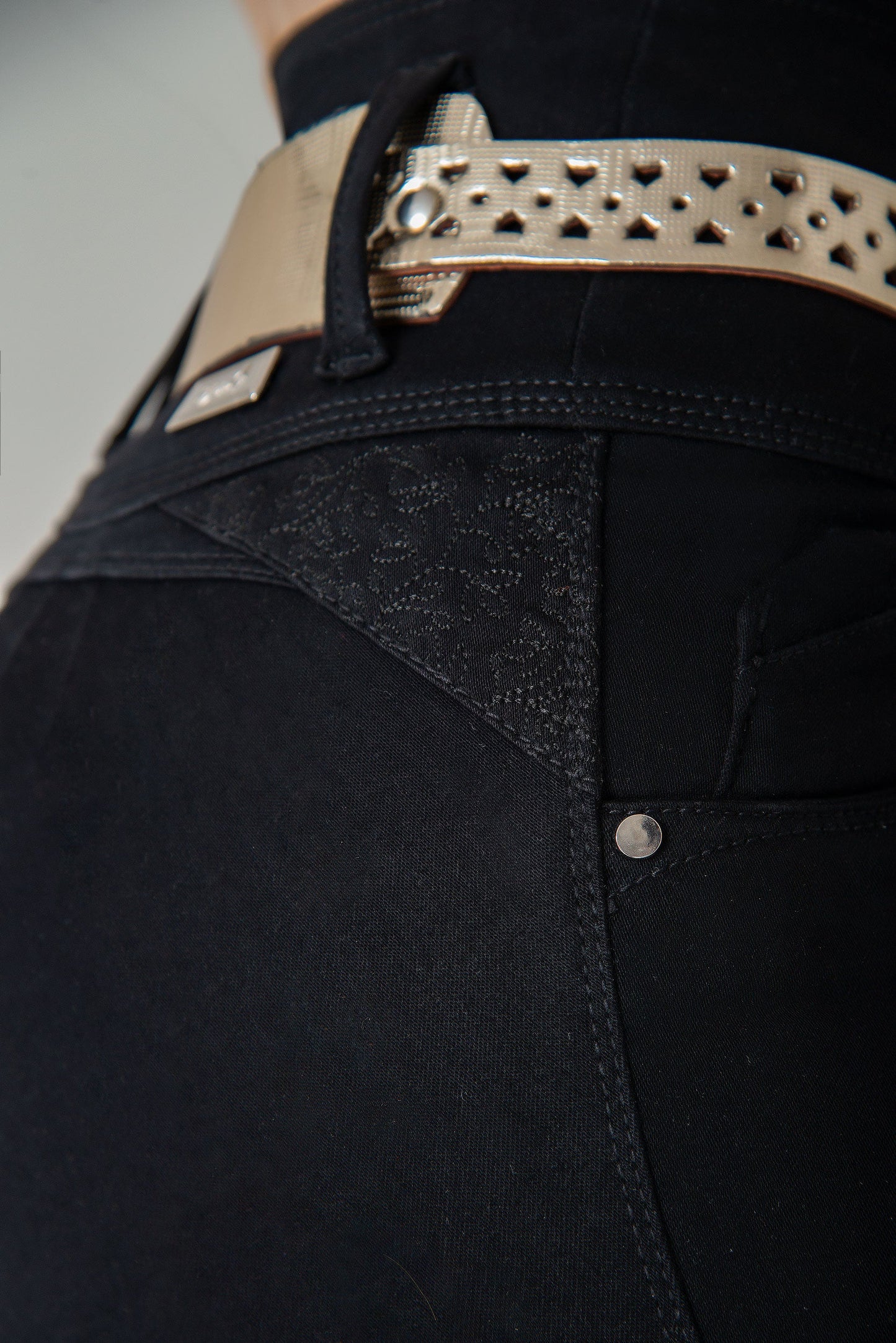 Jean Pretina Alta Control Abdomen - Bota Tubo Tobillero - Negro Ref 1357